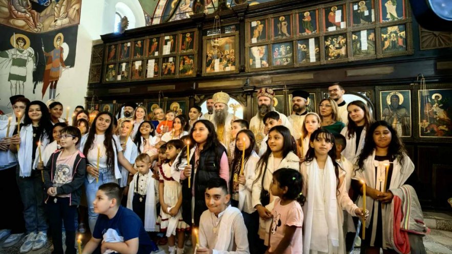 Патријарх Порфирије у Рипњу  крстио више десетина малишана: Сваки човек је икона Божија (ФОТО/ВИДЕО)