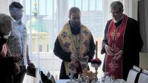 Епископ Петар освештао славске дарове поводом крсне славе Пастирско-саветодавног центра Архиепископије београдско-карловачке